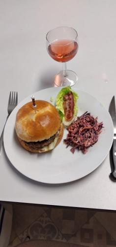 Burger et coleslaw